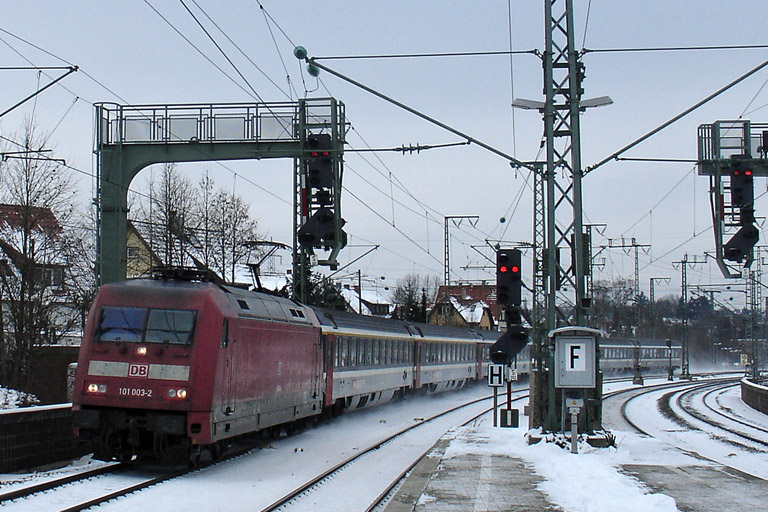 101 003 mit IC 381 bei km 16,6 (Januar 2005)
