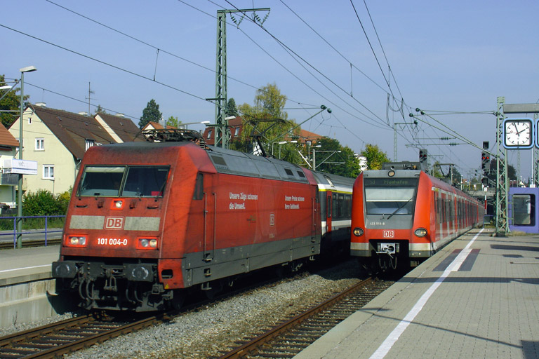 101 004 mit IC 381 und Baureihe 423 bei km 15,6 (Oktober 2005)