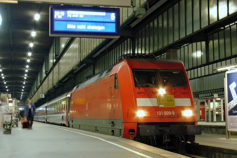 101 009 mit IC 380 bei km 0,2 (Dezember 2005)