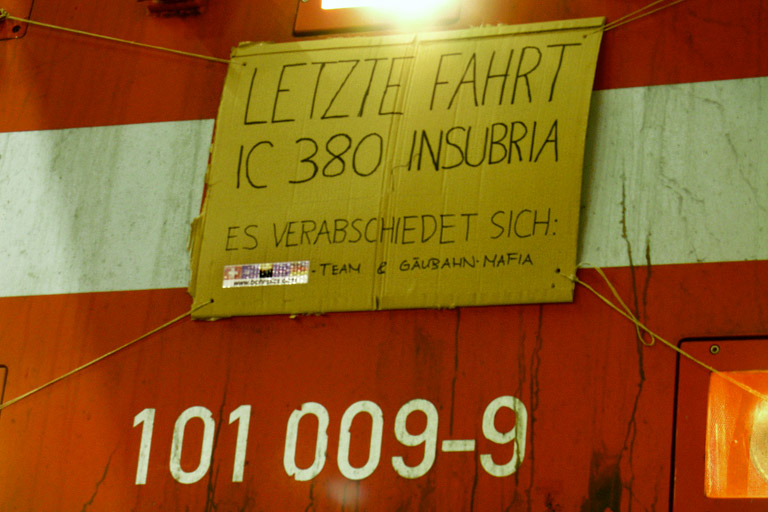 101 009 mit IC 380 bei km 0,2 (Dezember 2005)