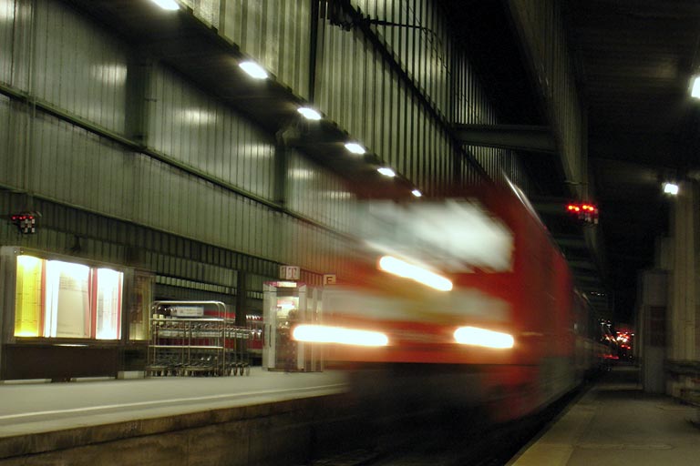101 009 mit Wagenpark des IC 380 bei km 0,2 (Dezember 2005)