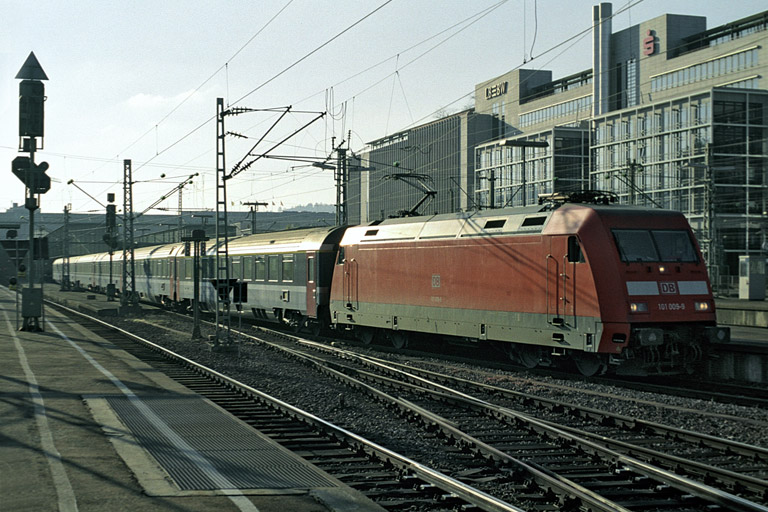 101 009 mit IC 381 bei km 0,4 (Dezember 2005)
