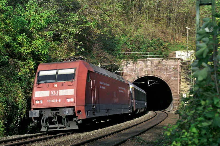 101 019 mit IC 381 bei km 9,2 (November 2005)