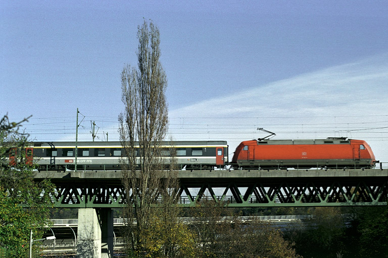 101 023 mit IC 381 bei km 14,6 (November 2005)