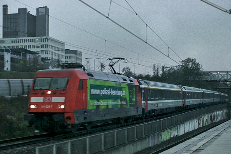 101 029 mit IC 381 bei km 14,2 (November 2005)
