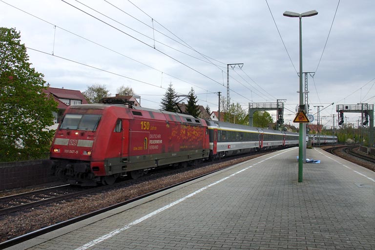 101 047 mit IC 382 bei km 16,6 (April 2005)