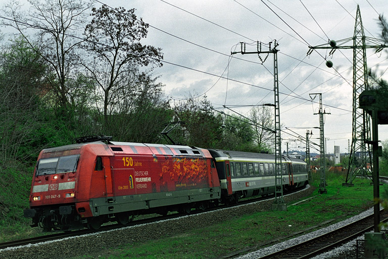 101 047 mit IC 381s bei km 17,6 (April 2005)