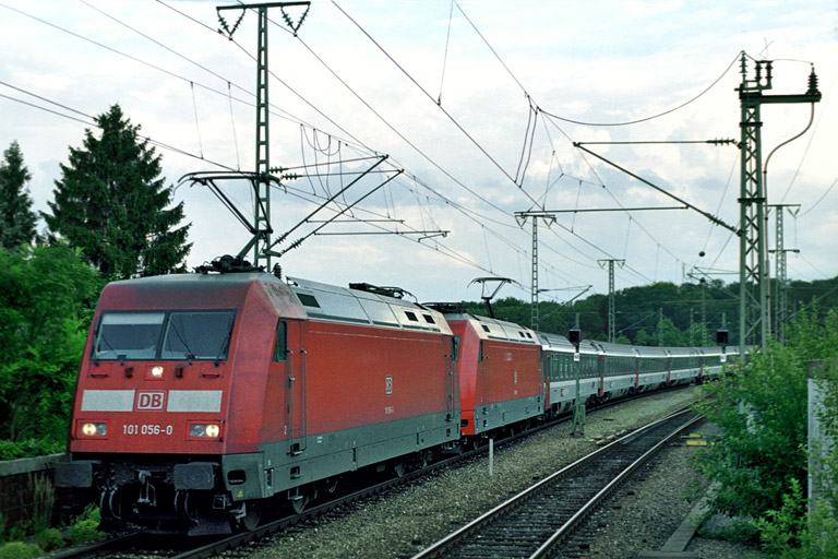 101 056 und 101 138 mit IC 380 bei km 16,8 (Juni 2005)