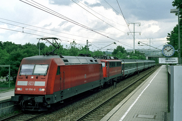 101 056 schleppt 110 506 nach Singen/Htw. (Juni 2005)