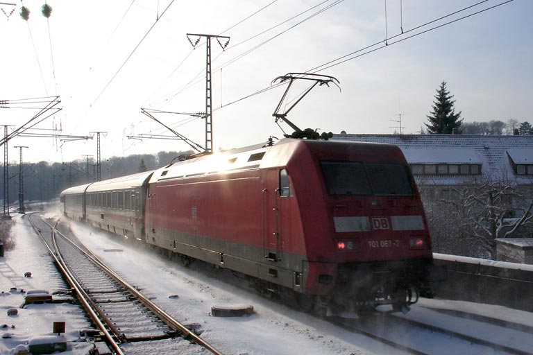 101 067 mit Cisalpino-Ersatzzug bei km 16,8 (Januar 2005)