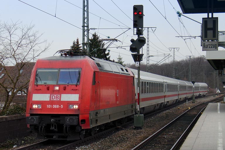 101 068 mit ICE-Ersatzzug bei km 16,8 (M&auml;rz 2005)