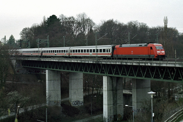 101 068 mit ICE-Ersatzzug bei km 14,6 (M&auml;rz 2005)