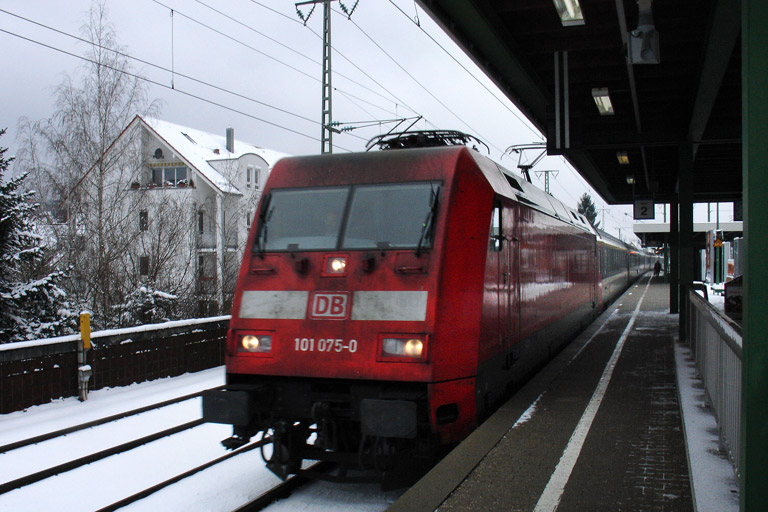 101 075 mit IC 381 bei km 16,8 (Februar 2005)