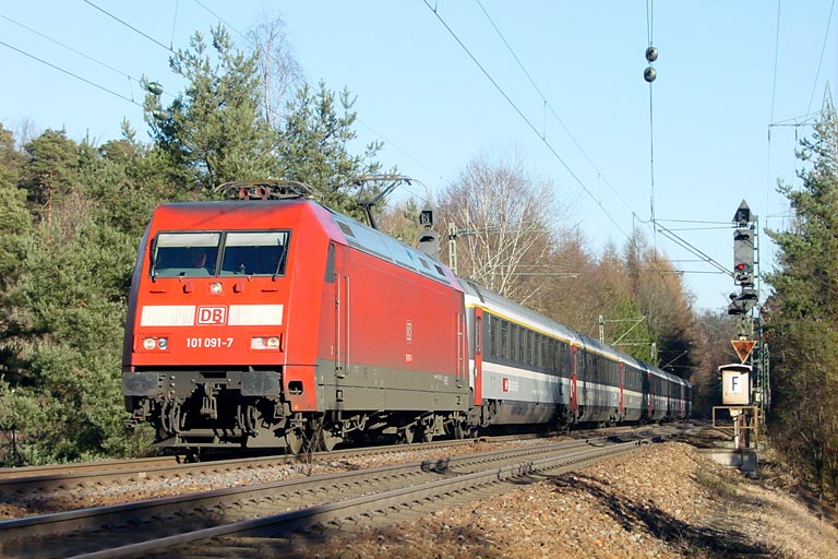 101 091 mit IC 381 bei km 18,6 (Januar 2005)