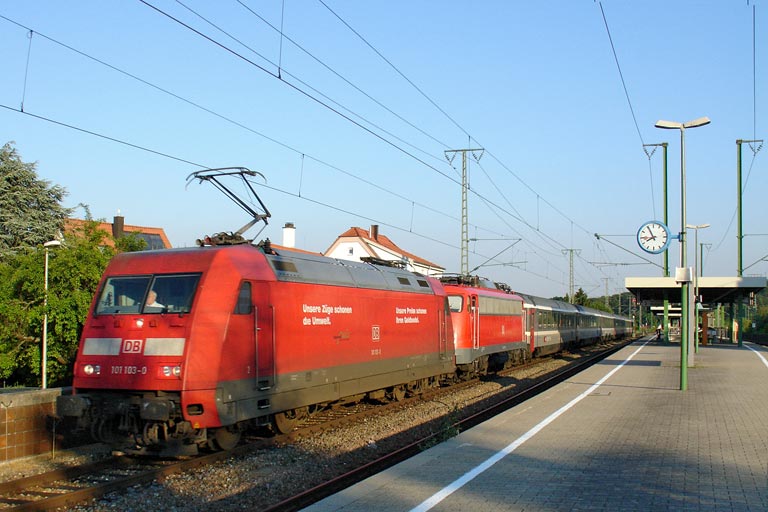 101 103 und 110 307 mit IC 380 bei km 16,6 (Juli 2005)