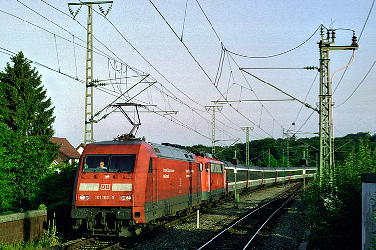 101 103 und 110 307 mit IC 380 bei km 16,8 (Juli 2005)
