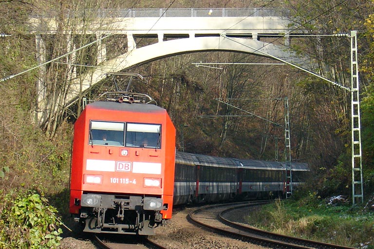 101 115 mit IC 381 bei km 10,8 (November 2005)