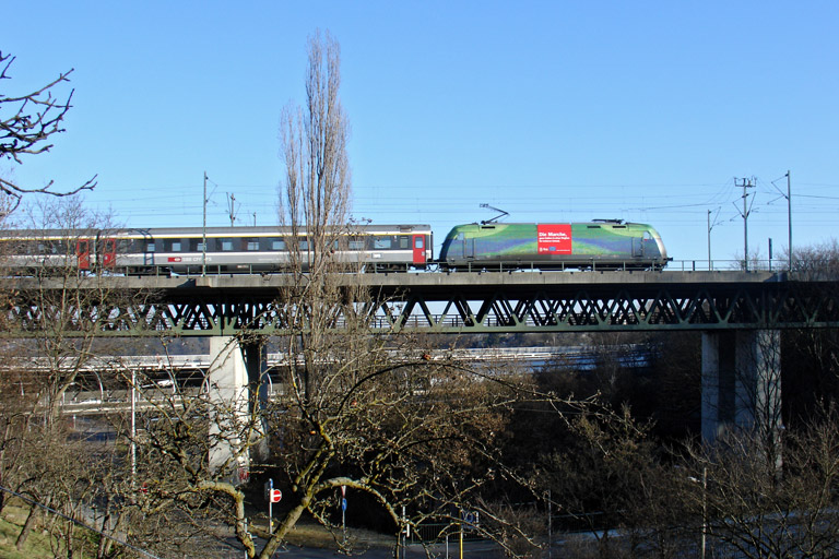 101 117 mit IC 381 bei km 14,6 (Januar 2005)