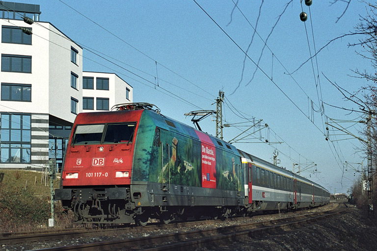 101 117 mit "Marche"-Werbung an der Einmündung der Strecke aus Zuffenhausen (Januar 2005)
