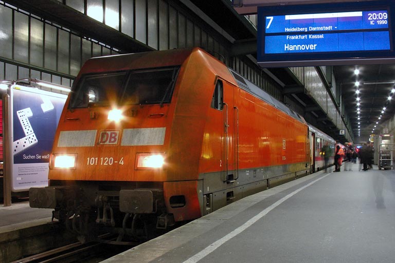 101 120 mit IC 1990 bei km 0,2 (Dezember 2005)