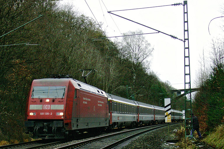 101 135 mit IC 381 bei km 20,6 (Dezember 2005)