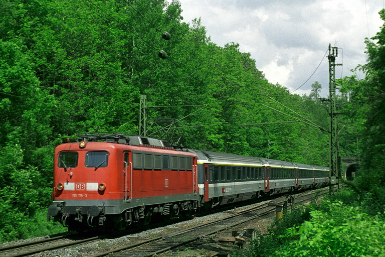110 115 als BahnCharter-Lokomotive mit alten Scheinwerfern (Juni 2005)
