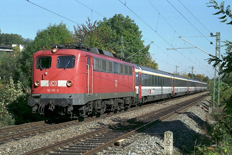 110 115 mit IC 381 bei km 12,8 (Oktober 2005)