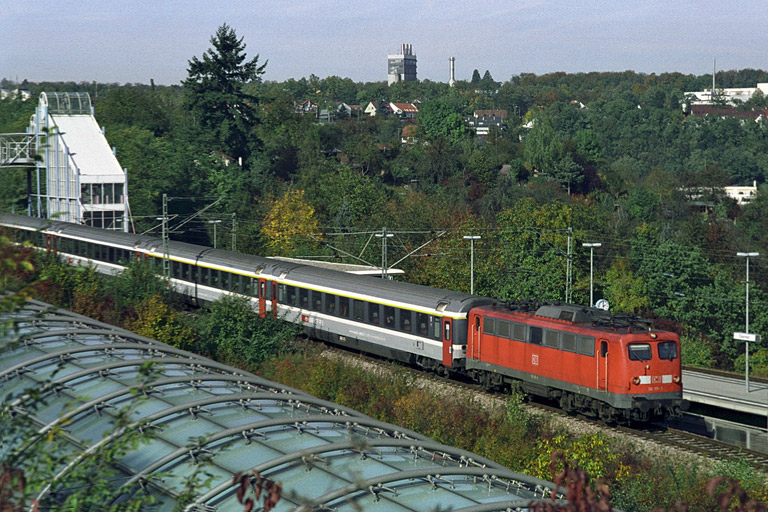 110 115 mit IC 381 bei km 14,2 (Oktober 2005)