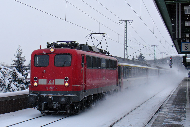 110 205 mit Cisalpino-Ersatzzug bei km 16,8 (Februar 2005)