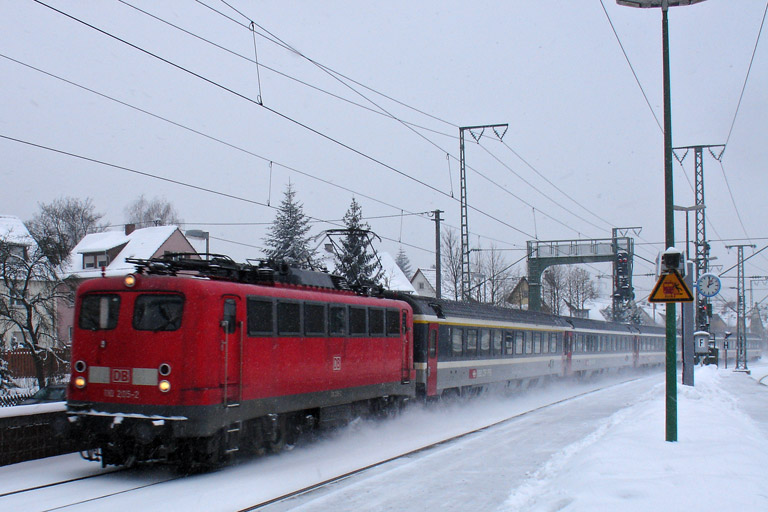 110 205 mit IC 381 bei km 16,6 (Februar 2005)