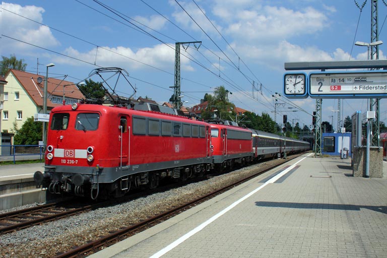 110 236 und 110 307 mit IC 381 bei km 15,6 (Juli 2005)