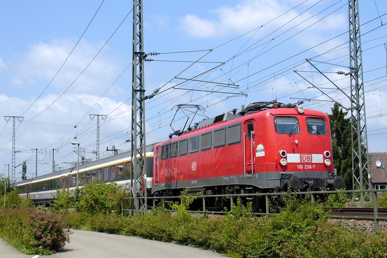 110 236 mit IC 381 bei km 16,8 (Juli 2005)