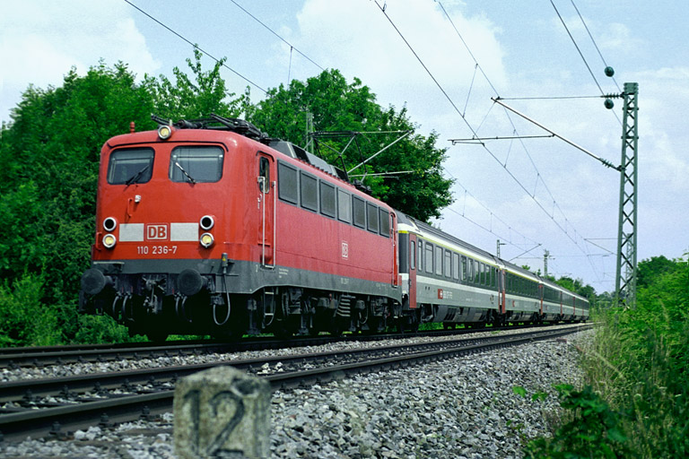 110 236 mit IC 381 bei km 12,8 (Juli 2005)