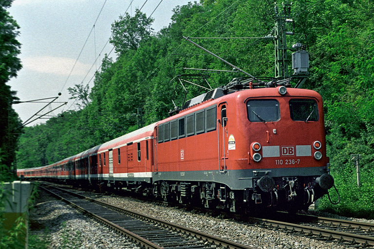 110 236 mit RE 19018 bei km 13,0 (Juli 2005)