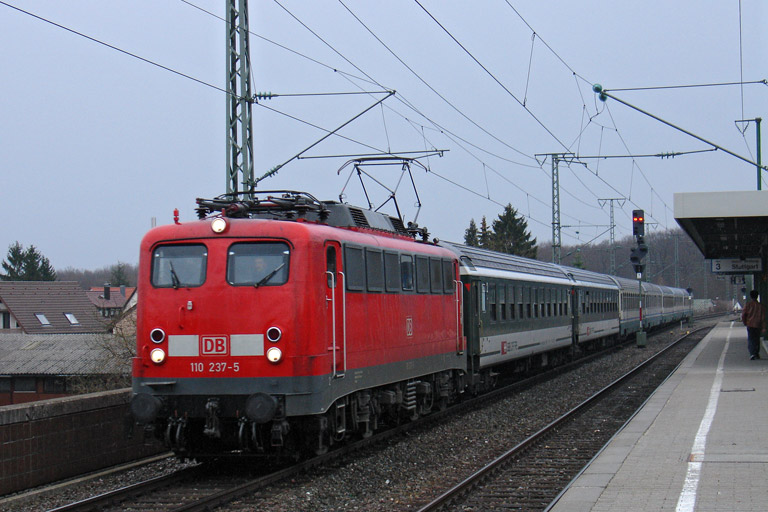 110 237 mit Cisalpino-Ersatzzug bei km 16,8 (M&auml;rz 2005)