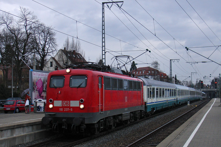 110 237 mit Cisalpino-Ersatzzug bei km 15,6 (M&auml;rz 2005)