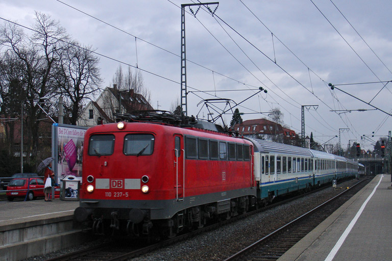 110 237 mit Cisalpino-Ersatzzug bei km 15,6 (März 2005)
