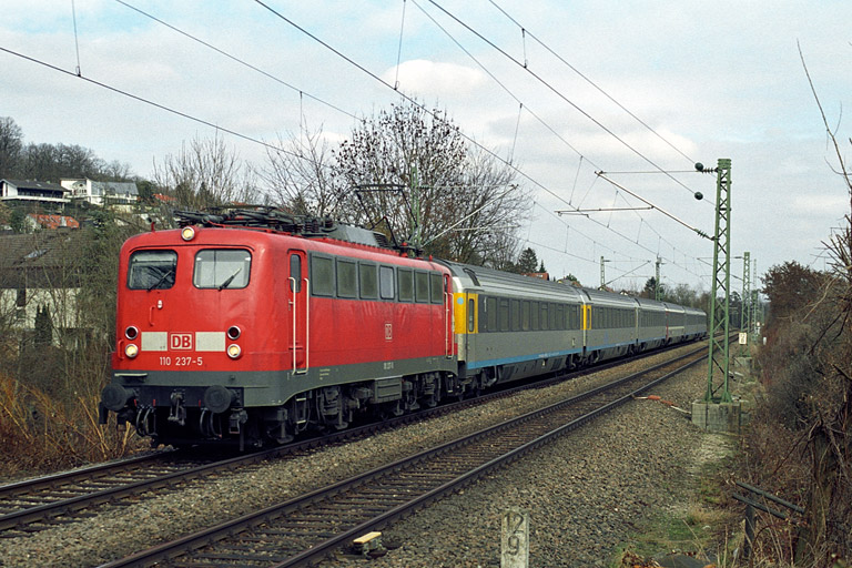 110 237 mit IC 381 bei km 12,8 (M&auml;rz 2005)