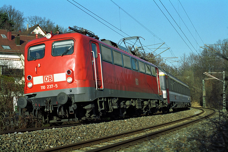 110 237 mit IC 381 bei km 12,2 (Januar 2005)