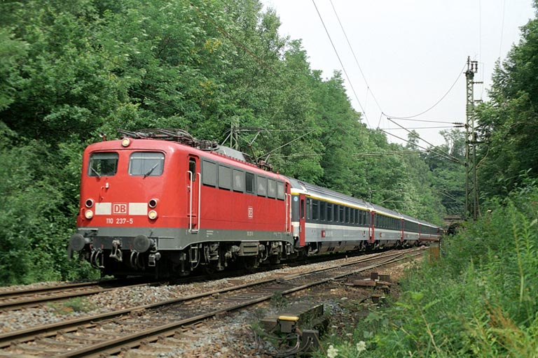 110 237 mit IC 381 bei km 17,8 (Juli 2005)