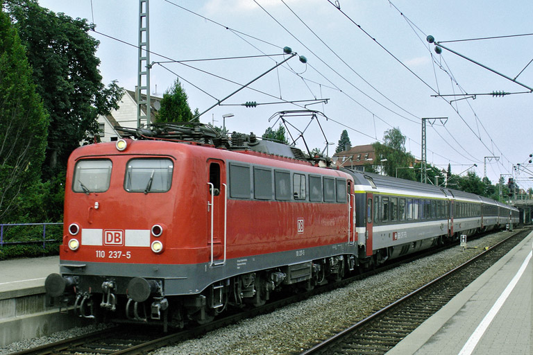 110 237 mit IC 381 bei km 15,6 (Juni 2005)