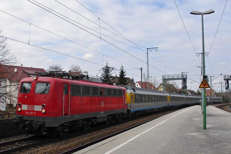 110 237 mit IC 381 bei km 16,6 (M&auml;rz 2005)