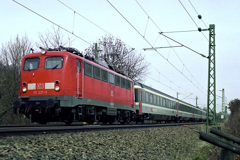 110 237 mit IC 381 bei km 12,8 (M&auml;rz 2005)