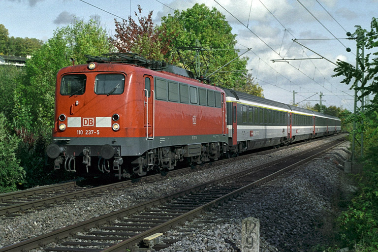 110 237 mit IC 381 bei km 12,8 (Oktober 2005)