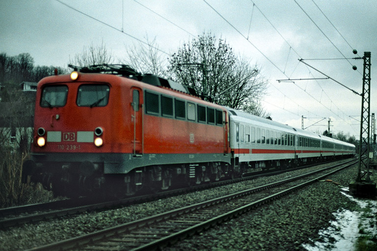 110 239 mit Cisalpino-Ersatzzug bei km 12,8 (Februar 2005)