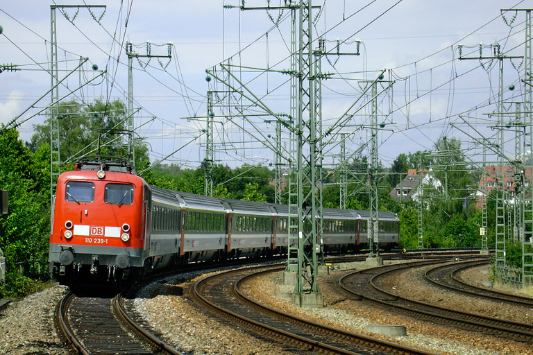 110 239 mit IC 381 bei km 16,4 (August 2005)