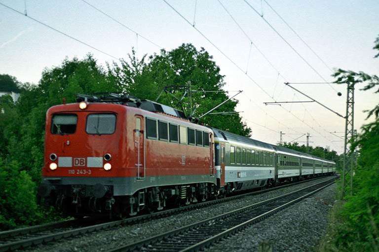 110 243 mit IC 93703 bei km 14,2 (August 2005)