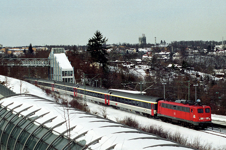110 243 mit IC 381 bei km 14,2 (M&auml;rz 2005)