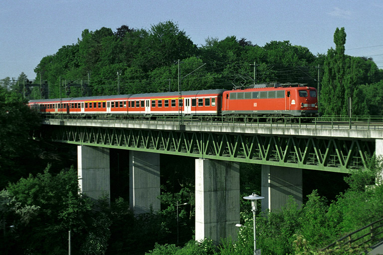 110 243 mit RE 19698 bei km 14,6 (Juni 2005)