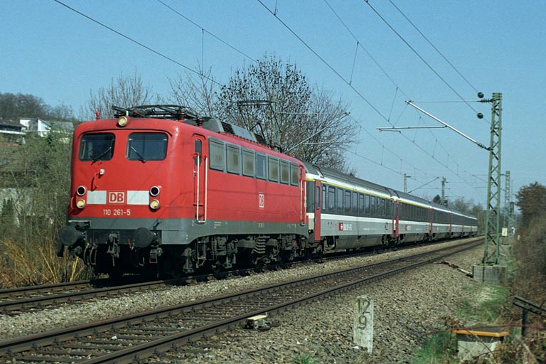 110 261 mit IC 381 bei km 12,8 (April 2005)